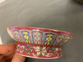 Un vase ajour&eacute; et tournant en porcelaine de Chine famille rose compos&eacute; de quatre pi&egrave;ces, marque de Qianlong, R&eacute;publique