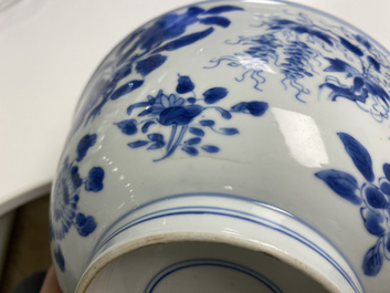 Een fijne Chinese blauw-witte 'sanduo' kom, Kangxi merk en periode