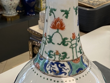 Un grand vase de forme bouteille en porcelaine de Chine famille verte &agrave; d&eacute;cor d'animaux mythiques, Kangxi