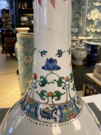 Un grand vase de forme bouteille en porcelaine de Chine famille verte &agrave; d&eacute;cor d'animaux mythiques, Kangxi