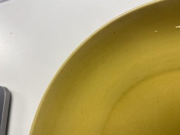 Une assiette en porcelaine de Chine jaune monochrome, marque et &eacute;poque de Kangxi