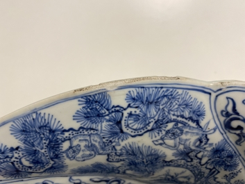 Een Chinese blauw-witte getorste schotel met feniksen en apen, Kangxi