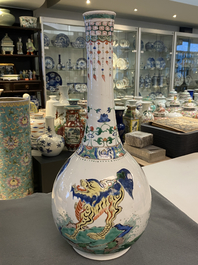 Un grand vase de forme bouteille en porcelaine de Chine famille verte &agrave; d&eacute;cor d'animaux mythiques, Kangxi