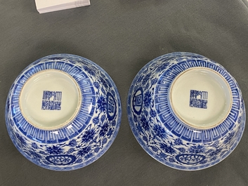 Une paire de bols 'wan shou wu jiang' en porcelaine de Chine en bleu et blanc, marque et &eacute;poque de Qianlong