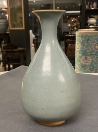 Un vase de forme 'yuhuchunping' &agrave; &eacute;mail junyao, probablement Yuan ou Song