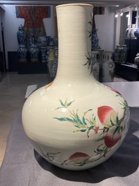 Un vase de forme 'tianqiu ping' en porcelaine de Chine famille rose &agrave; d&eacute;cor de neuf p&ecirc;ches, marque de Qianlong, 19&egrave;me