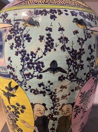 Un tr&egrave;s grand vase couvert en porcelaine de Chine famille rose &agrave; fond turquoise, 19&egrave;me