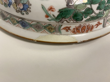 Un grand bol couvert en porcelaine de Chine famille verte, Kangxi