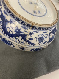 Une bo&icirc;te couverte en porcelaine de Chine en bleu et blanc &agrave; d&eacute;cor des 'cent gar&ccedil;ons', marque et &eacute;poque de Wanli