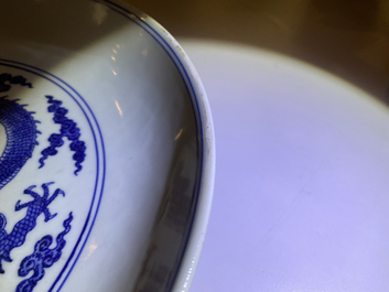 Een Chinese blauw-witte 'draken' schotel, Qianlong