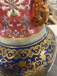 Un vase ajour&eacute; et tournant en porcelaine de Chine famille rose compos&eacute; de quatre pi&egrave;ces, marque de Qianlong, R&eacute;publique