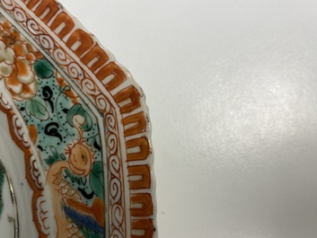 Deux plats de forme octagonale et une assiette en porcelaine de Chine famille verte, Kangxi