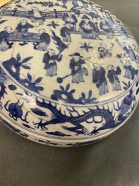 Une bo&icirc;te couverte en porcelaine de Chine en bleu et blanc &agrave; d&eacute;cor des 'cent gar&ccedil;ons', marque et &eacute;poque de Wanli