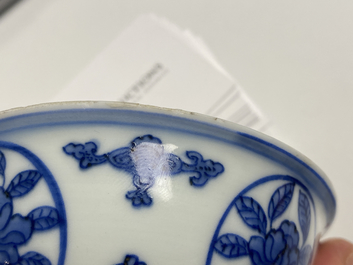 Un bol en porcelaine de Chine en bleu et blanc &agrave; d&eacute;cor d'un dragon, marque et &eacute;poque de Wanli