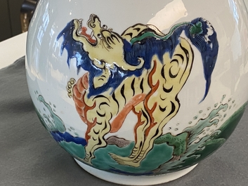 Un grand vase de forme bouteille en porcelaine de Chine famille verte &agrave; d&eacute;cor d'animaux mythiques, Kangxi