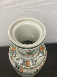 Un vase de forme rouleau en porcelaine de Chine famille verte, Kangxi