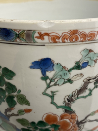 Un grand bol couvert en porcelaine de Chine famille verte, Kangxi