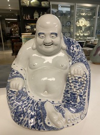 Une grande figure de Bouddha en porcelaine de Chine en bleu et blanc, marque de Fujian Huiguang, R&eacute;publique