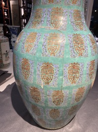 Een fijne Chinese famille rose 'Shou' vaas met onsterfelijken op turquoise fondkleur, Qianlong