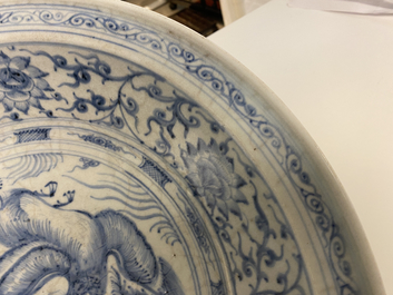 Un plat en gr&egrave;s porcelaineux d'Annam ou Vietnam &agrave; d&eacute;cor de deux oiseaux en bleu et blanc, 15&egrave;me