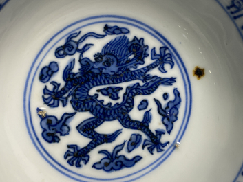 Un bol en porcelaine de Chine en bleu et blanc &agrave; d&eacute;cor d'un dragon, marque et &eacute;poque de Wanli