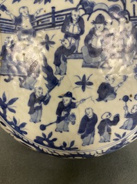 Une bo&icirc;te couverte en porcelaine de Chine en bleu et blanc &agrave; d&eacute;cor des 'cent gar&ccedil;ons', marque et &eacute;poque de Wanli