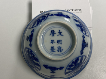 Un bol en porcelaine de Chine en bleu et blanc &agrave; d&eacute;cor d'un dragon, marque et &eacute;poque de Wanli