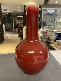 Deux vases de forme bouteille en porcelaine de Chine sang de boeuf monochrome, 19/20&egrave;me