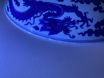 Un plat en porcelaine de Chine en bleu et blanc &agrave; d&eacute;cor d'un dragon, Qianlong