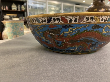 Un bol en &eacute;maux cloisonn&eacute;s &agrave; d&eacute;cor de dragons, marque apocryphe de Wanli