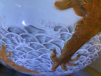 Un vase de forme 'tianqiu ping' en porcelaine de Chine famille verte &agrave; d&eacute;cor appliqu&eacute; d'un dragon et de carpes, marque de Qianlong, 19&egrave;me