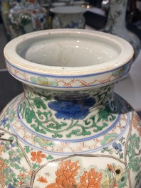 Une paire de vases en porcelaine de Chine famille verte &agrave; d&eacute;cor d'animaux mythiques, Kangxi