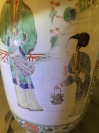 Un vase de forme rouleau en porcelaine de Chine famille verte, Kangxi