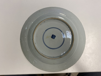 Deux plats de forme octagonale et une assiette en porcelaine de Chine famille verte, Kangxi