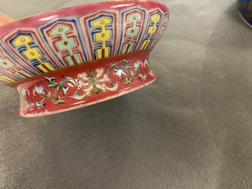 Un vase ajour&eacute; et tournant en porcelaine de Chine famille rose compos&eacute; de quatre pi&egrave;ces, marque de Qianlong, R&eacute;publique