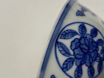 Un bol en porcelaine de Chine en bleu et blanc &agrave; d&eacute;cor d'un dragon, marque et &eacute;poque de Wanli