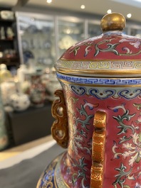 Un vase ajour&eacute; et tournant en porcelaine de Chine famille rose compos&eacute; de quatre pi&egrave;ces, marque de Qianlong, R&eacute;publique