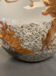 Un vase de forme 'tianqiu ping' en porcelaine de Chine famille verte &agrave; d&eacute;cor appliqu&eacute; d'un dragon et de carpes, marque de Qianlong, 19&egrave;me