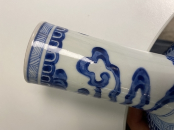 Een Chinese blauw-witte 'Bleu de Hue' vaas voor de Vietnamese markt, Kangxi