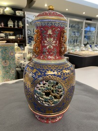 Un vase ajour&eacute; et tournant en porcelaine de Chine famille rose compos&eacute; de quatre pi&egrave;ces, marque de Qianlong, R&eacute;publique