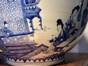 Un bol de taille exceptionelle en porcelaine de Chine en bleu et blanc, Kangxi