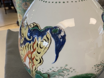 Un grand vase de forme bouteille en porcelaine de Chine famille verte &agrave; d&eacute;cor d'animaux mythiques, Kangxi