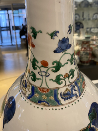 Un grand vase de forme bouteille en porcelaine de Chine famille verte &agrave; d&eacute;cor d'animaux mythiques, Kangxi