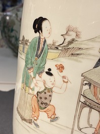 Un vase de forme rouleau en porcelaine de Chine famille verte, Kangxi