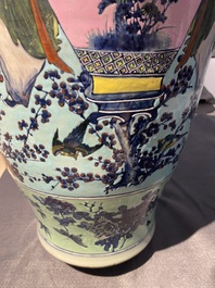 Un tr&egrave;s grand vase couvert en porcelaine de Chine famille rose &agrave; fond turquoise, 19&egrave;me