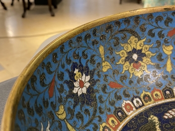 Un bol en &eacute;maux cloisonn&eacute;s &agrave; d&eacute;cor de dragons, marque apocryphe de Wanli