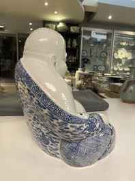 Une grande figure de Bouddha en porcelaine de Chine en bleu et blanc, marque de Fujian Huiguang, R&eacute;publique