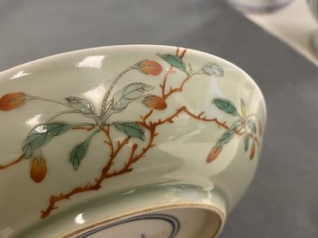 Une assiette en porcelaine de Chine famille verte &agrave; fond c&eacute;ladon, marque de Wanli, Kangxi/Yongzheng