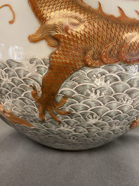 Un vase de forme 'tianqiu ping' en porcelaine de Chine famille verte &agrave; d&eacute;cor appliqu&eacute; d'un dragon et de carpes, marque de Qianlong, 19&egrave;me