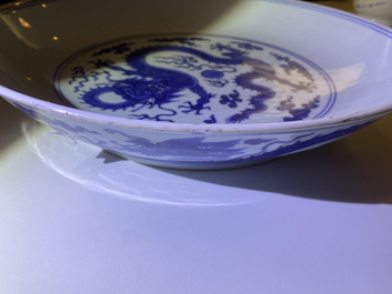 Un plat en porcelaine de Chine en bleu et blanc &agrave; d&eacute;cor d'un dragon, Qianlong